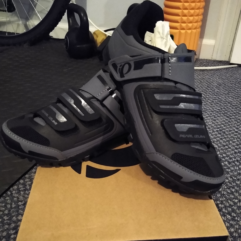 Pearl izumi cycling shoes, new in box